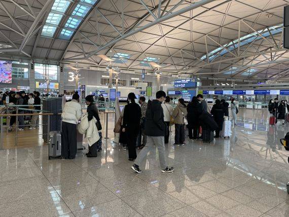 연말연시를 맞아 해외로 나가는 여행객들이 급증하고 있다. 인천국제공항 제1여객터미널 셀프 체크인 기계 앞에 이용들이 가득 차 있다. 사진=권준호 기자