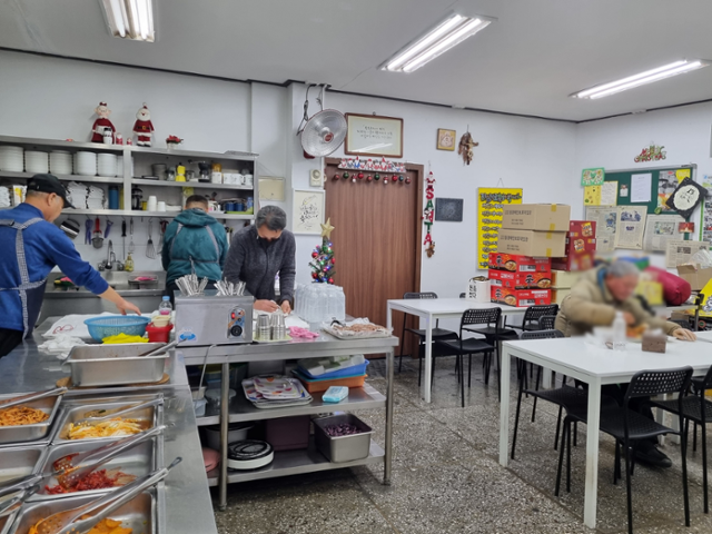 지난달 28일 노숙인 등에게 무료로 식사를 대접하는 '민들레국수집'에서 '민들레 식구'들과 자원봉사자가 일하고 있다. 오후 3시경이라 한산한 모습이다. 개인 후원을 받은 컵라면 등이 가게 한쪽에 쌓여 있다. 'VIP 노숙 손님'으로 처음 이곳을 찾았던 이들 중엔, 서영남 대표에게 마음을 열고, 자활 의지를 되찾아 국숫집·가게 등에서 함께 일하는 '식구'가 되는 경우도 있다. 최나실 기자