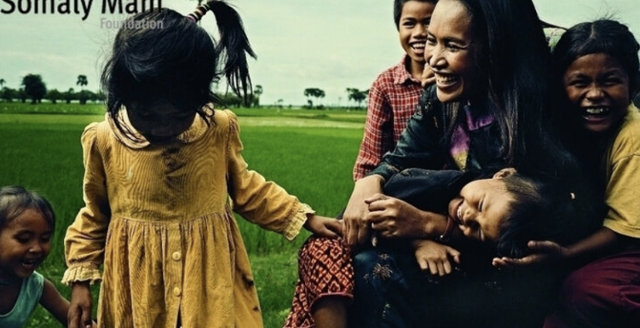 성노예로 납치되거나 팔려가는 여성과 소녀들을 돕는 '소말리 맘(Somaly Mam, 사진 오른쪽 ) 재단' 홍보 사진. 배우 앤젤리나 졸리, 수전 서랜던, 페이스북 COO 셰릴 샌드버그 등의 지지를 받던 재단은 하지만 2014년 뉴스위크 등의 탐사보도를 통해 활동내역과 사연 대부분이 허구이거나 조작된 것으로 들통났다. 2009년 타임지 선정 '가장 영향력 있는 100인'에도 선정됐던 설립자 맘은 2014년 재단을 청산했다. betterplace.org/