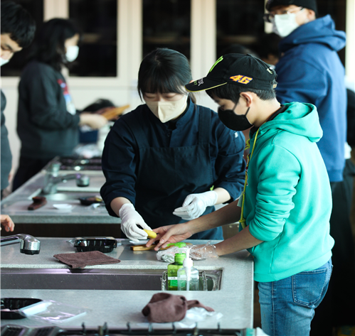 서울 종로구에 위치한 '떡박물관'에서 체험프로그램에 참여하고 있는 서울동천학교 모습. 서울시 제공