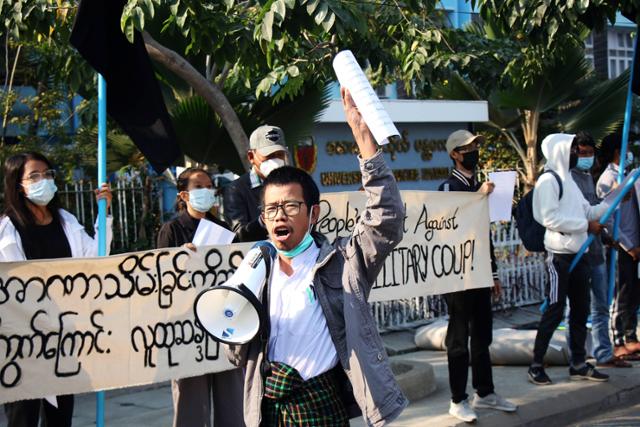타이자르 산(가운데)이 미얀마 만달레이 도심에서 지난해 4월 현지 첫 반군부 거리 시위를 진행하고 있다. 만달레이=로이터 연합뉴스