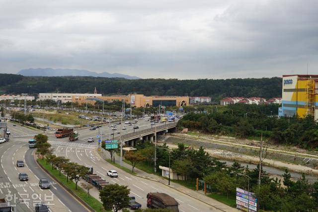 경북 포항시 남구 동촌동 포스코 포항제철소와 이마트 앞을 흐르는 냉천과 냉천교 모습. 다리 상판이 하천과 붙어 있어 태풍 힌남노 때 내린 많은 양의 빗물이 바다로 빠져 나가지 못해 범람했다는 지적이 제기됐다. 포항=김정혜 기자