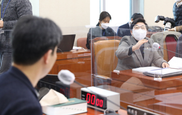 임이자 국민의힘 이원이 26일 오후 서울 여의도 국회에서 열린 환경노동위원회 고용노동법안심사소위원회에서 의사진행발언을 신청하고 있다. [사진=뉴시스]