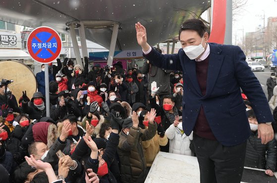 국민의힘 윤석열 대선 후보가 16일 오전 광주 광산구 송정매일시장에서 열린 '호남의 발전 책임지는 약속!' 광주 거점유세에서 지지자들에게 인사하고 있다. 연합뉴스