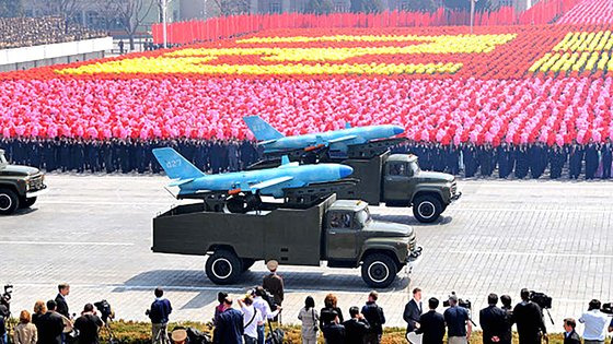 26일 북한 무인기가 우리 영공을 침범해 서울 하늘을 휘저었다. 북한 무인기의 영공 침범은 2017년 이후 약 5년 6개월 만이다. 사진은 2012년 4월 열병식에서 공개된 북한의 무인 타격기. 중앙포토