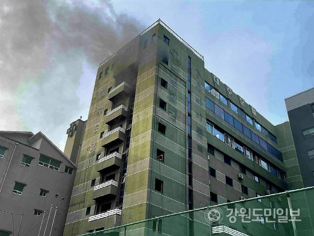 ▲ 26일 오후 동해시 천곡동의 리모델링중인 한 호텔 공사현장에서 화재가 발생해 소방이 출동해 1시간만에 진화됐다.천곡동 도노호텔 8층에서 연기가 나고 있다.