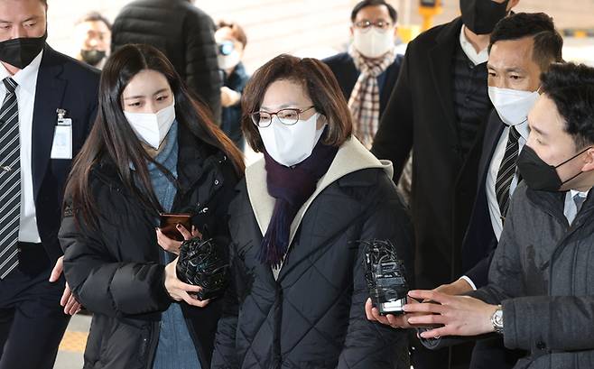 박희영 용산구청장이 구속 전 피의자심문(영장실질심사) 출석을 위해 서울 마포구 서울서부지방법원으로 들어서고 있다. 연합뉴스.