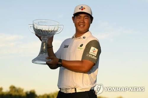 PGA투어 슈라이너 칠드런스 오픈 우승 트로피를 든 김주형.
[AP=연합뉴스]