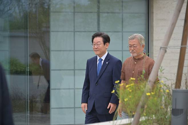 지난 8월 29일 문재인 전 대통령이 경남 양산시 평산마을 사저에서 더불어민주당 이재명 신임 대표의 예방을 받고 함께 걷고 있다 / 사진 = 민주당 제공