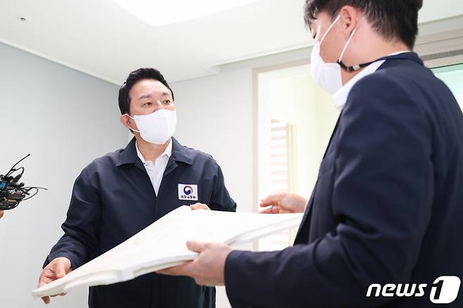 원희룡 국토교통부 장관이 지난 8월 서울 중랑구 한 공공임대주택 단지에서 층간소음 관련 현장 점검을 하고 있다. /사진제공=뉴스1