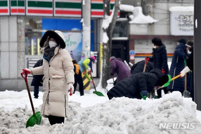 [광주=뉴시스] 제설작업. (사진=뉴시스DB). photo@newsis.com