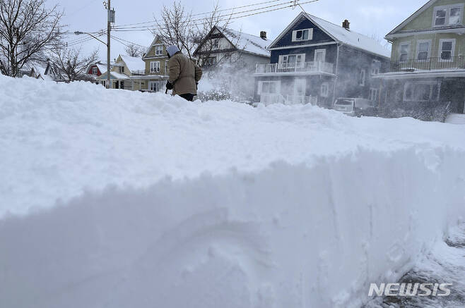 [버펄로=AP/뉴시스] 미국을 강타한 '괴물' 북극 겨울 눈폭풍으로 25일(현지시간) 미국 뉴욕주 버펄로에 많은 눈이 쌓여 있다. 2022.12.26.