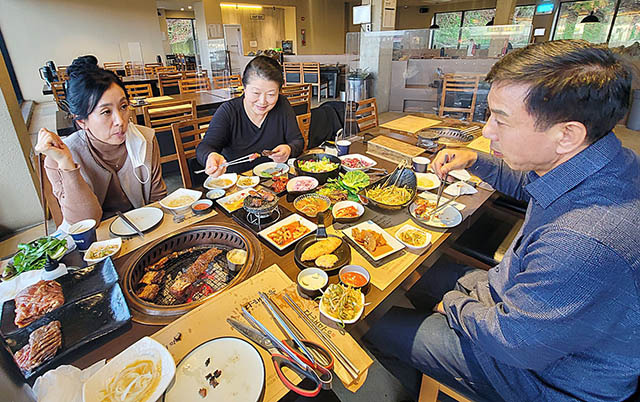 ▲강원랜드 사회공헌재단의 ‘정·태·영·삼 맛캐다!’ 24호점 ‘팔도숯불구이’ 개장을 앞두고 관계자들이 벤치마킹에 참여하고 있다. ⓒ강원랜드