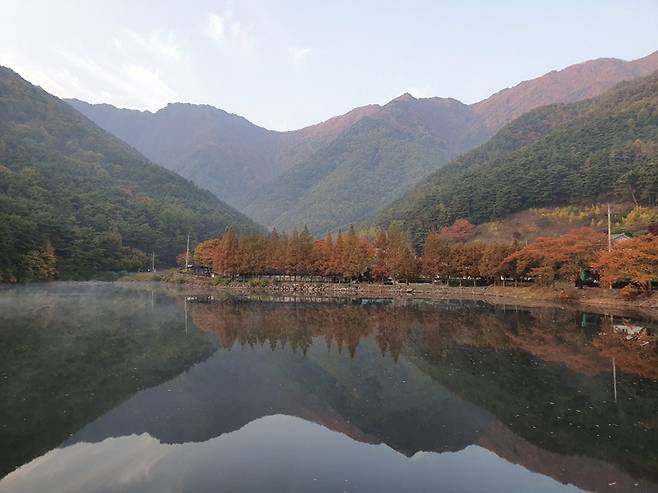 물안개 핀 호수 위의 웅석봉