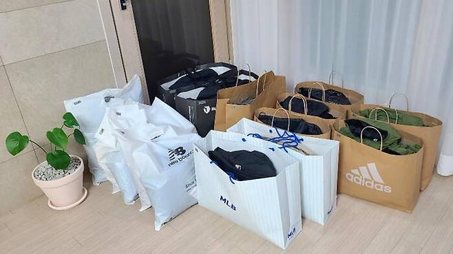 입시학원을 운영 중인 A 씨 부부가 지역 보육원 아이들을 위해 구매한 수백만 원어치 패딩들. (사진=온라인 커뮤니티)