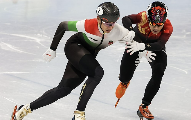베이징 올림픽 쇼트트랙 경기에서 중국 선수의 견제를 받고 있는 리우 사오린 샨도르(27·왼쪽). 베이징=연합뉴스