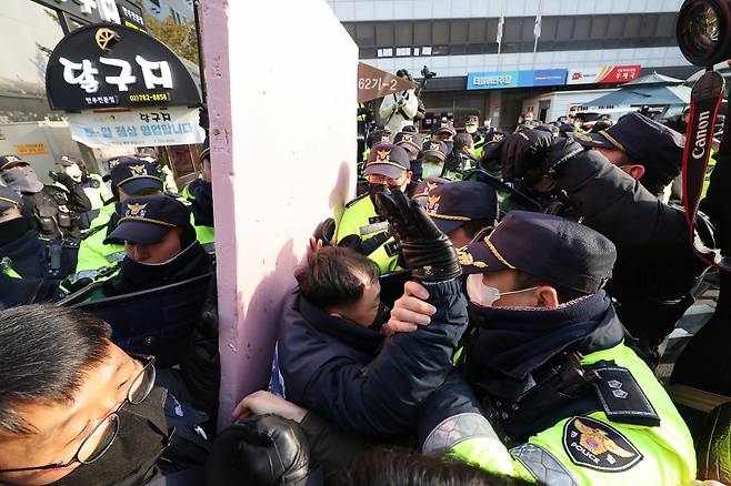 전국민주노동조합총연맹(민주노총) 관계자들이 12월26일 오전 '노란봉투법'으로 불리는 노조법(노동조합 및 노동관계조정법) 2·3조 개정을 요구하며 서울 여의도 더불어민주당 중앙당사를 점거해 농성을 벌이고 있다. ⓒ 연합뉴스