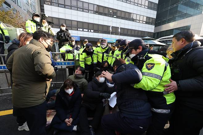 전국민주노동조합총연맹(민주노총) 관계자들이 12월26일 오전 서울 여의도 더불어민주당 중앙당사 앞에서 '노란봉투법'으로 불리는 노조법(노동조합 및 노동관계조정법) 2·3조 개정을 요구하며 경찰과 대치하고 있다. ⓒ 연합뉴스