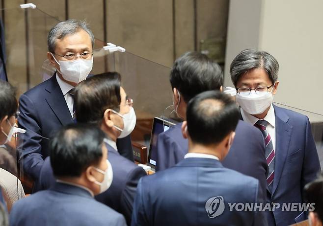 윤석열 대통령과 악수하는 유남석 헌법재판소장(왼쪽)과 김명수 대법원장(오른쪽) [연합뉴스 자료사진]