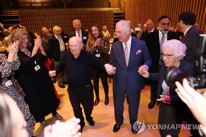 지난 16일 즉위 100일을 맞아 유대인 행사를 찾아 이슬라엘 전통춤 호라를 추는 찰스 3세 [로이터 연합뉴스 자료사진. 재판매 및 DB 금지]