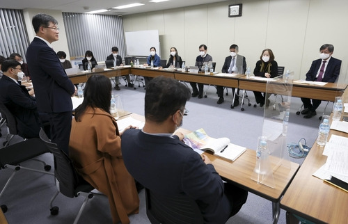 일본 국립사회보장·인구문제 연구소 찾은 이기일 복지1차관 (도쿄=연합뉴스) 이기일 보건복지부 제1차관이 지난 19일 일본 후생노동성 산하 국립사회보장·인구문제 연구소를 찾아 타나베 쿠니아키 소장 등과 간담회를 하고 있다. 2022.12.26. [보건복지부 제공]