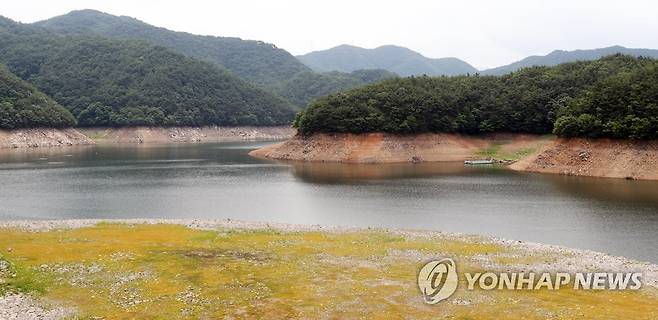 바닥 드러낸 주암댐 (순천=연합뉴스) 천정인 기자 = 8일 오전 전남 순천시 주암댐의 수심이 낮아져 수면선이 드러나 있다. 섬진강 수계 다목적댐인 주암댐은 이날부터 가뭄 주의 단계에 진입했다. 이날 오전 기준 저수율은 24%를 기록하고 있다. 2022.7.8 iny@yna.co.kr