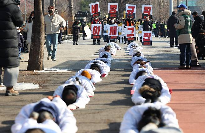 27일 오전 서울 용산 대통령집무실 앞에서 비정규직이제그만공동투쟁 관계자들이 노동시장 이중구조 피해자 비정규직 오체투지 기자회견을 마친 뒤 오체투지 행진을 하고 있다.(사진=연합)