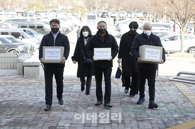 27일 화성시민비상대책위원들이 법무부를 찾아 ‘연쇄 성범죄자의 주거대책 마련 및 치료감호를 위한 법 개정 촉구 건의문’을 제출하고 있다. (사진=화성시)