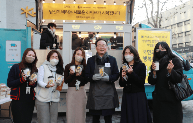 (왼쪽 세번째)이환주 KB라이프생명 대표이사 후보와 임직원 (사진=KB라이프생명)