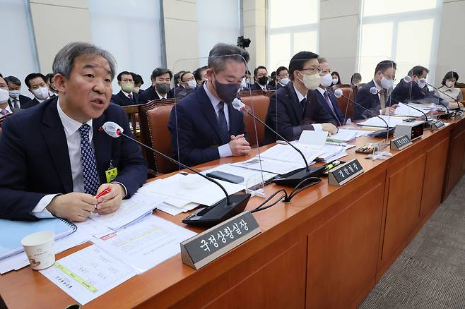 한오섭 대통령실 국정상황실장이 27일 오전 국회에서 열린 '용산 이태원 참사 진상 규명과 재발 방지를 위한 국정조사 특별위원회' 1차 기관보고에서 의원질의에 답변하고 있다. 왼쪽부터 한 대통령실 국정상황실장, 윤희근 경찰청장, 방문규 국무조정실장, 이상민 행안부 장관, 조규홍 보건복지부 장관. /연합뉴스