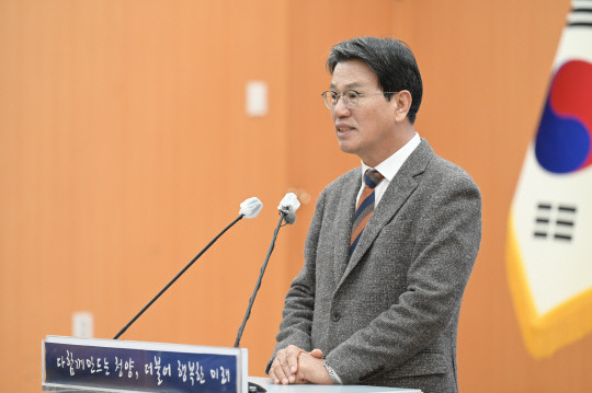 김돈곤 청양군수가 27일 군청 대회의실에서 비대면 유튜브 브리핑을 갖고 금강물 정화공급사업 본격화, 청양의료원 발전상, 지역 먹거리 지수평가 대상 수상 등 10가지를 2022년 군정을 빛낸 우수사례로 꼽았다.사진=청양군 제공