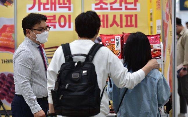 지난 5월12일 대구 북구 산격동 엑스코에서 열린 ‘2022 KFA 프랜차이즈 창업박람회 in 대구’에서 관람객들이 창업 상담을 받고 있다.ⓒ뉴시스