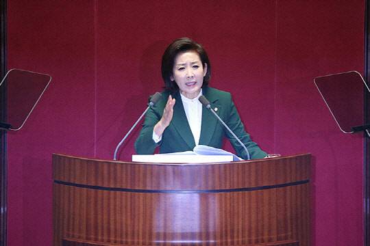 지난 2019년 3월12일 서울 여의도 국회 본회의장에서 나경원 당시 자유한국당(현 국민의힘) 원내대표가 교섭단체대표연설을 하고 있다. 이 연설은 문재인 정부의 대북·외교안보정책에 관해 "더 이상 대한민국 대통령이 김정은 수석대변인이란 낯뜨거운 이야기를 듣지 않도록 해달라"는 발언에 더불어민주당이 거세게 항의해 잠시 중단되기도 했었다.<국민의힘 홈페이지 사진>