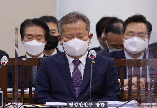 이상민 행정안전부 장관이 27일 오전 국회에서 열린 '용산 이태원 참사 진상 규명과 재발 방지를 위한 국정조사 특별위원회' 1차 기관보고에서 의원질의가 이어지는 와중에 피곤한 듯 한동안 눈을 감고 있다.<연합뉴스>