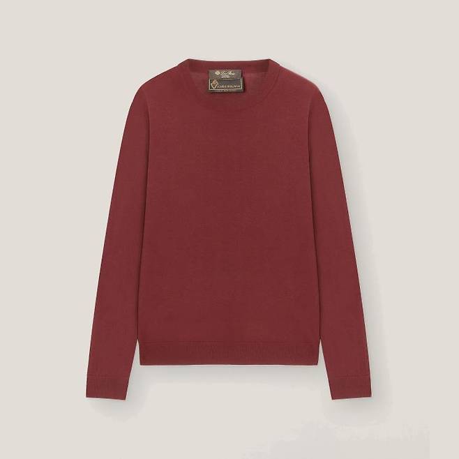 비쿠냐 100%라 매우 가볍지만 따뜻한 스웨터는 618만 원, Loro Piana.
