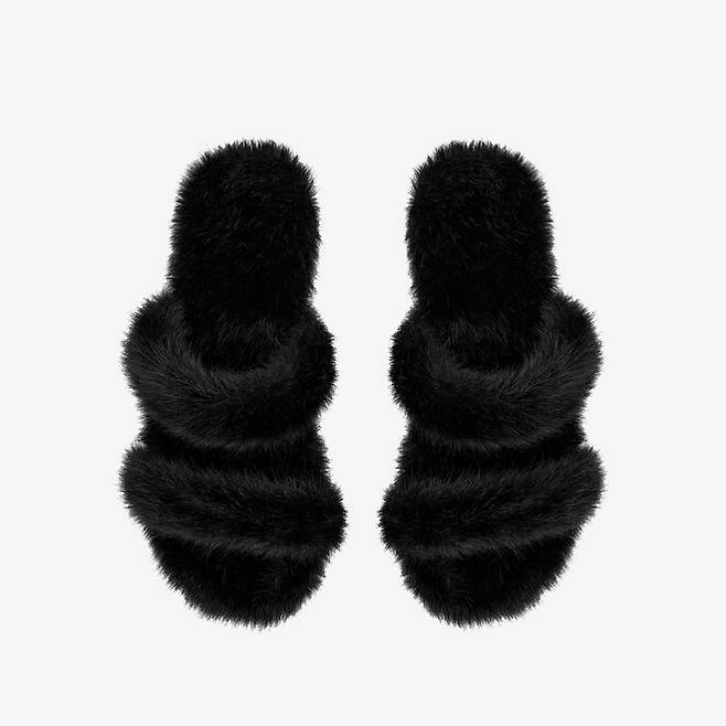 100% 아크릴 소재로 모피 느낌을 살린 샌들은 135만 5천 원, Saint Laurent.