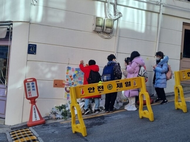 5일 오후 서울시 강남구 청담동 언북초등학교 후문 쪽 이면도로에 사고가 발생한 지점에 학부모와 학생들이 마련한 추모 공간에 학생들이 서 있다. 서혜미 기자