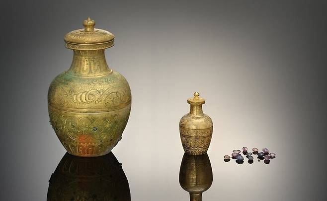 미륵사터 서석탑 출토 사리장엄구의 일부 유물들. 금동제 사리외호(왼쪽)와 금제 사리내호(가운데), 안에서 나온 사리알들이다. 문화재청 제공