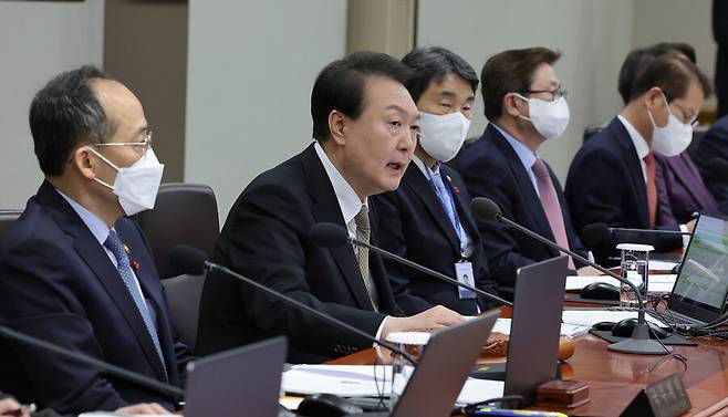 윤석열 대통령이 27일 용산 대통령실에서 열린 국무회의에서 발언하고 있다. 대통령실사진기자단