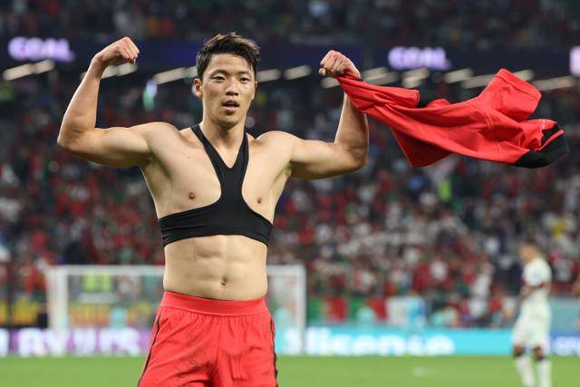 황희찬이 2일(현지시간) 카타르 알라얀 에듀케이션 시티 스타디움에서 열린 2022 카타르 월드컵 조별리그 H조 3차전 포르투갈과의 경기에서 후반 추가시간 역전골을 성공시킨 뒤 세리머니를 하고 있다. 알라얀=뉴스1