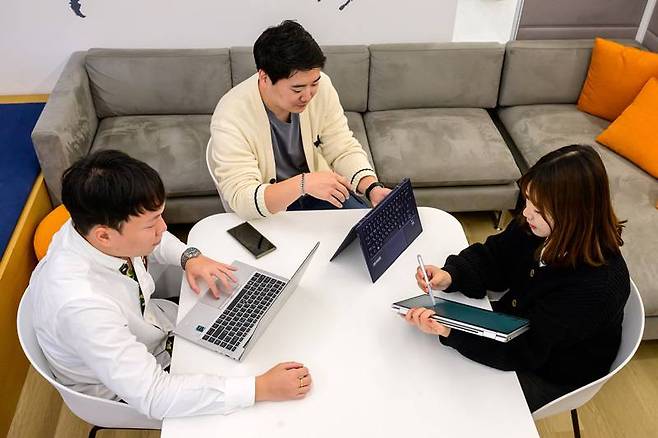 HP 노트북을 사용 중인 모비두 팀원들