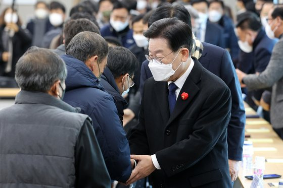 이재명 더불어민주당 대표가 27일 전남 장흥축산농협에서 '국민 속으로, 경청투어 전남편'의 일환으로 열린 전기세 폭등 피해 농업인 간담회에 앞서 참석자들과 인사를 나누고 있다. 뉴스1