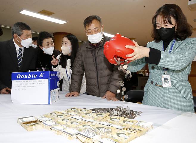 27일 전북 전주 노송동 주민센터 직원이 ‘얼굴 없는 천사’가 놓고 간 성금을 세고 있다.