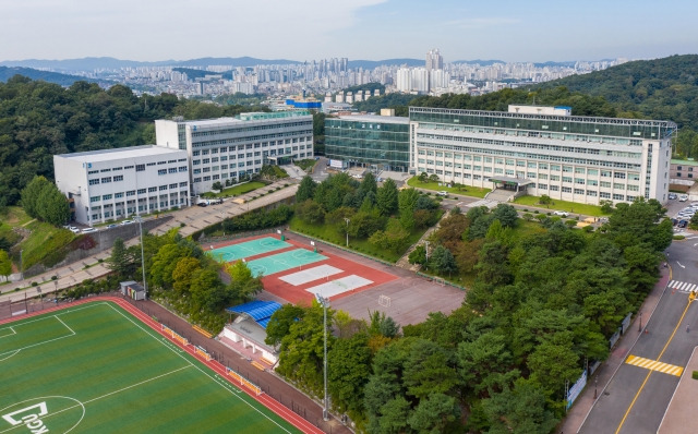 경기대학교는  2022년(하반기) 대학기관평가인증 자격을 획득했다. 대학기관평가인증은 대학이 교육의 질을 개선할 수 있도록 유도하려는 목적으로 2011년부터 시행되고 있다. 사진은 경기대학교 전경 (사진=경기대)