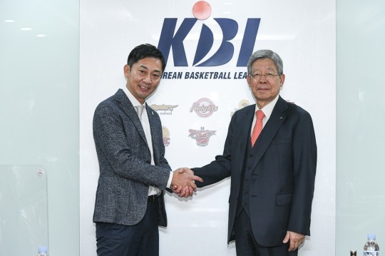 KBL 김희옥 총재(오른쪽)와 B.리그 시마다 총재.[KBL 제공]