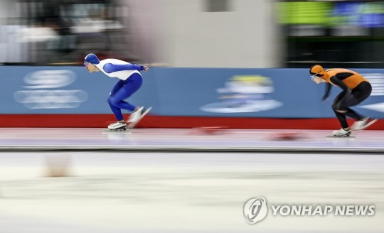 27일 오후 서울 태릉국제스케이트장에서 열린 ‘제49회 전국남녀 스프린트 대회 겸 제77회 전국남녀 종합 선수권대회’ 남자부 5000M 올라운드 경기에서 이승훈(IHQ)이 역주하고 있다. 오른쪽은 정재원(의정부시청).