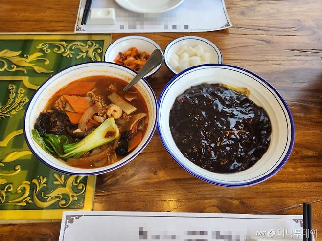 26일 오후 2시쯤 한국 내 중국 비밀 경찰서로 지목된 A음식점에서 주문한 음식이 식탁 위에 놓여 있다. /사진=박수현 기자