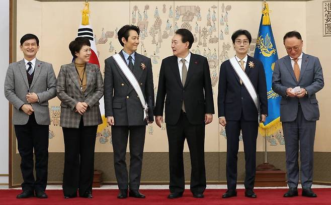 윤석열 대통령이 27일 서울 용산 대통령실 청사에서 '오징어게임'으로 미국 에미상 감독상을 받은 황동혁 감독과 남우주연상을 받은 배우 이정재에게 금관문화훈장을 수여한 뒤 기념촬영하고 있다. (대통령실통신사진기자단) /사진=뉴시스