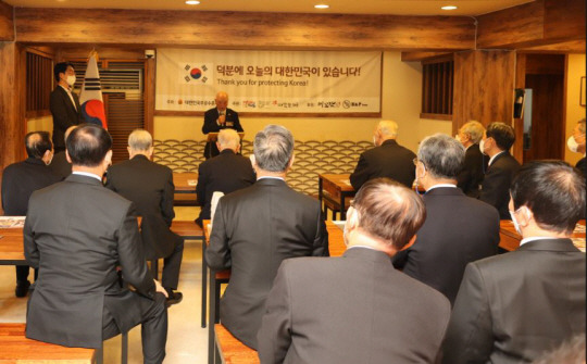 대한민국무공수훈자회(회장 김정규)와 사단법인 따뜻한 하루(이사장 김광일) 주관으로  26일 경기 화성시 소재 음식점 미꼬담에서 열린 무공수훈자회 경기도지부(지부장 유순곤) 6·25전쟁 참전자 및 월남전참전 어르신 초청, 송년 위로연에서 참석자들이 박해창 참전용사의 인사말을 듣고 있다. 대한민국무공수훈자회 제공