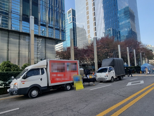 지난 19일 서울 서초구 삼성본사 인근에서 한 1인 시위자가 트럭을 멈춰 세우고 장송곡을 틀고 있다. 김영철 기자